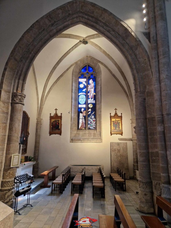 Le côté droite du transept. Église St-Théodule, Sion, Valais. Suisse.