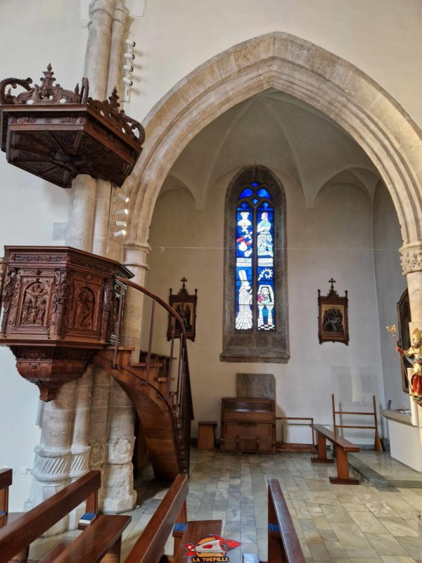 Le côté gauche du transept avec la chaire. Église St-Théodule, Sion, Valais. Suisse.