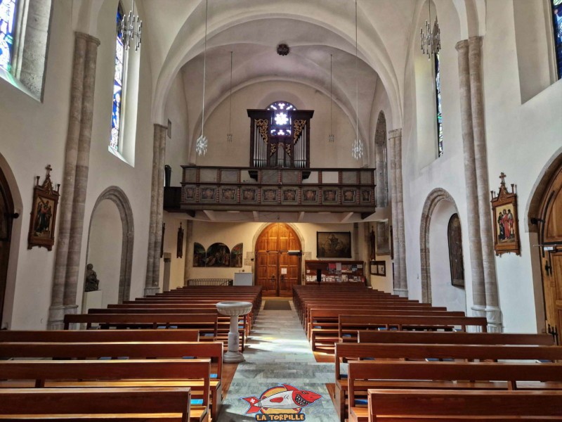 La nef en direction de la tribune. Église St-Théodule, Sion, Valais. Suisse.