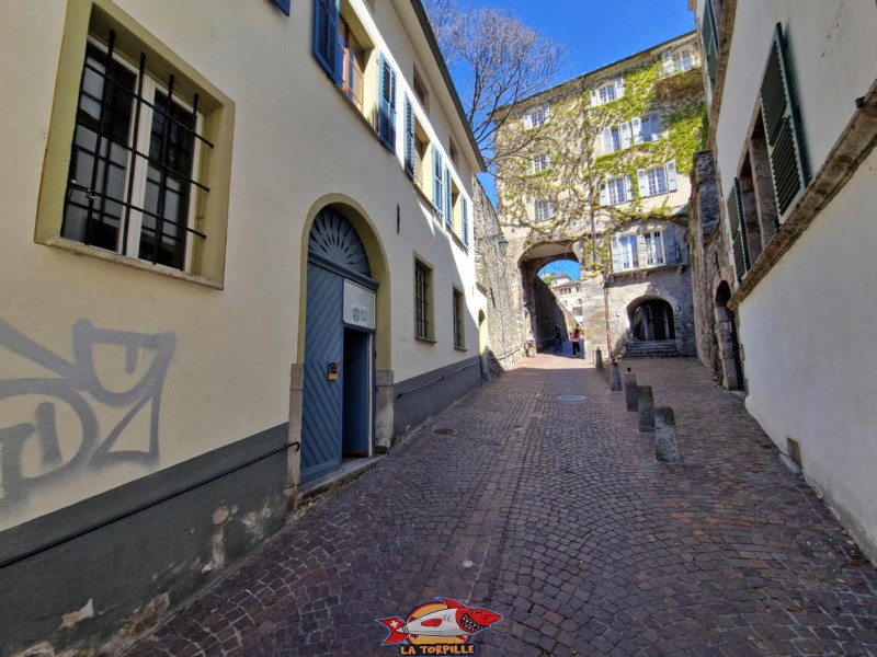 L'entrée d'Escape World Sion. Elle se trouve le long de la rue des Châteaux qui mène à la place Maurice-Zermatten, sous les châteaux de Valère et Tourbillon.