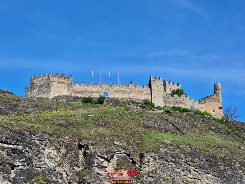 La vue sur le château de Tourbillon depuis le sentier d'accès à Valère. Forteresse, château, basilique de Valère, Sion, Valais.