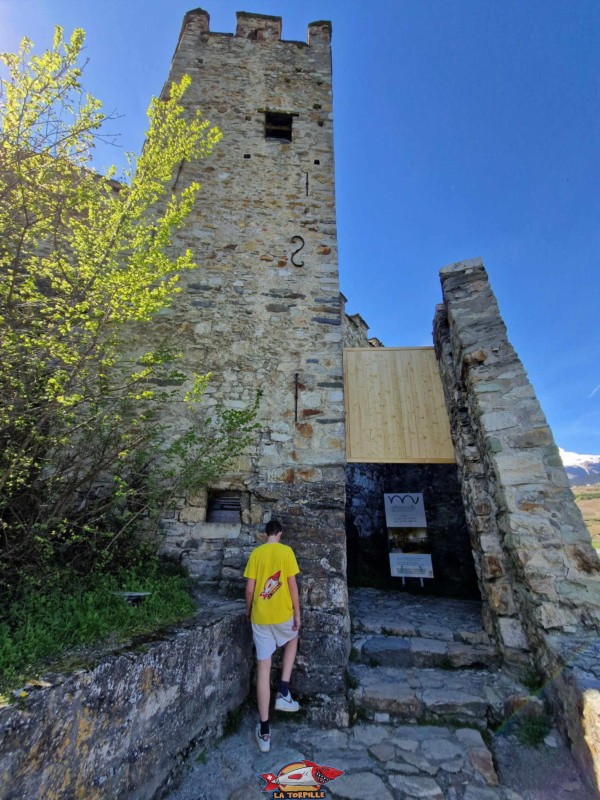 La tour-porte. Forteresse, château, basilique de Valère, Sion, Valais.