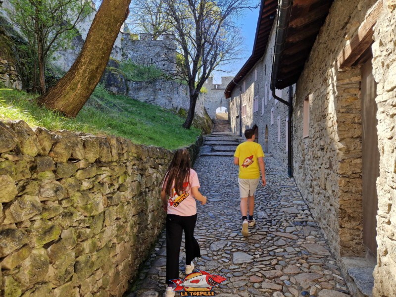 Le chemin qui grimpe dans la forteresse de Valère. Forteresse, château, basilique de Valère, Sion, Valais.