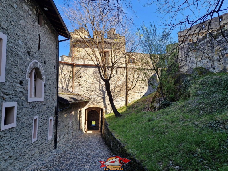 Le chemin avec la tour-porte pour accéder à la forteresse de Valère. Forteresse, château, basilique de Valère, Sion, Valais.