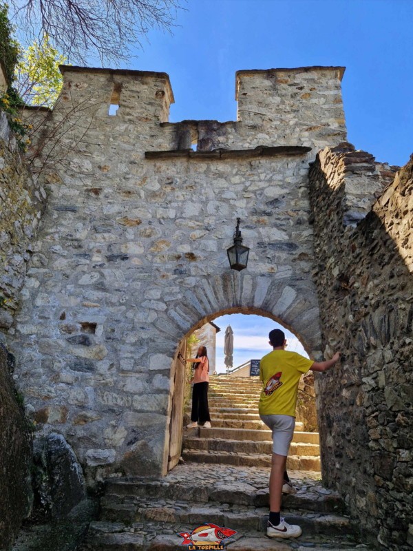 Une porte de défense à l'intérieur de la forteresse. Forteresse, château, basilique de Valère, Sion, Valais.
