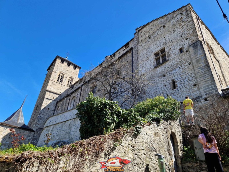 La montée à la basilique. Forteresse, château, basilique de Valère, Sion, Valais.