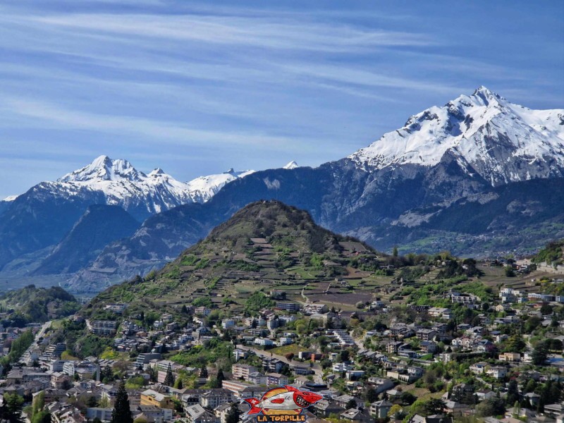 Le zoom depuis Valère sur la colline de Mont d'Orge. En arrière-plan, à gauche le Grand Chavalard, et, à droite, Haut de Cry.
