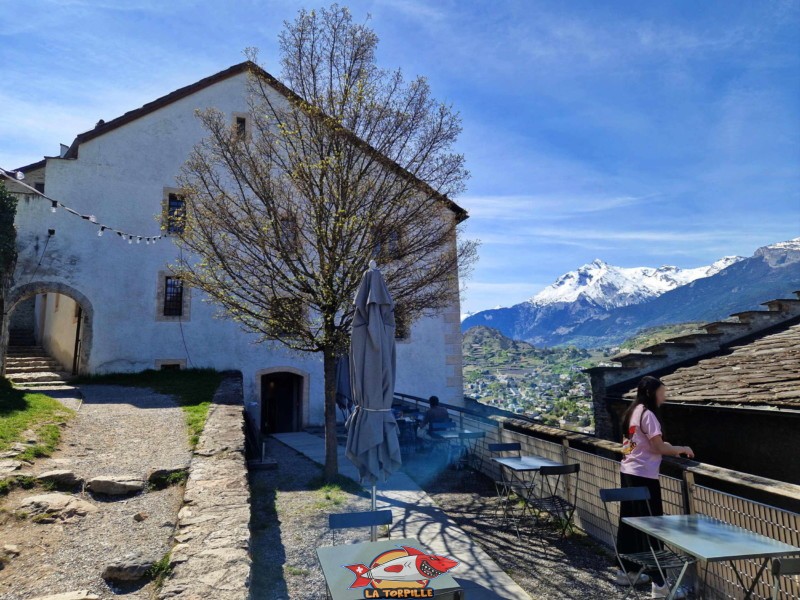 La cafétéria et sa terrasse. Forteresse, château, basilique de Valère, Sion, Valais.