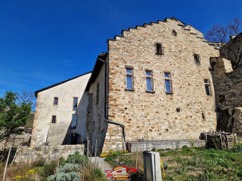 Sur la droite de l'image, Le bâtiment côté ouest du musée ou bâtiment des Calendes. Forteresse, château, basilique de Valère, Sion, Valais.