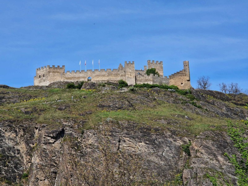 La vue sur le château de Tourbillon depuis les remparts nord de Valère.