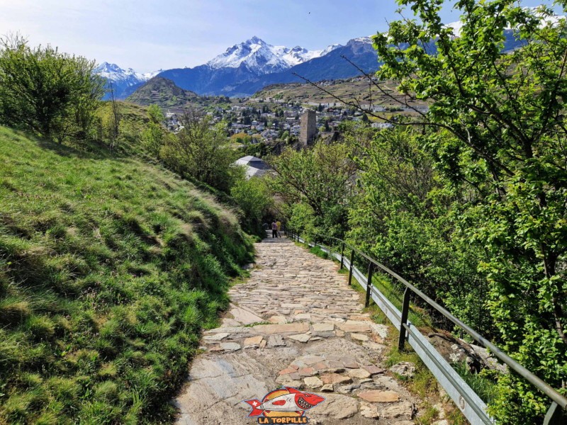 Le chemin entre Valère et la place Maurice-Zermatten. Forteresse, château, basilique de Valère, Sion, Valais.