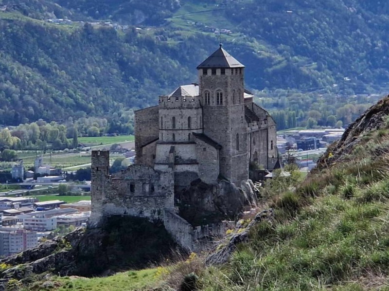 Valère depuis l'extrémité est du plateau au sommet de colline de Tourbillon. Forteresse, château, basilique de Valère, Sion, Valais.