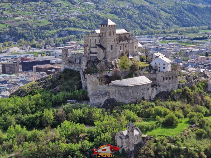 -Valère et, en bas de l'image, la chapelle de Tous-les-Saints. Forteresse, château, basilique de Valère, Sion, Valais.