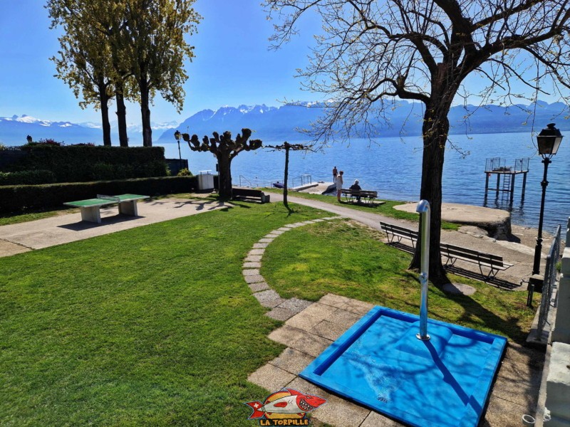 Douche, Plage de la Pierre Ronde à Paudex au bord du lac Léman. 