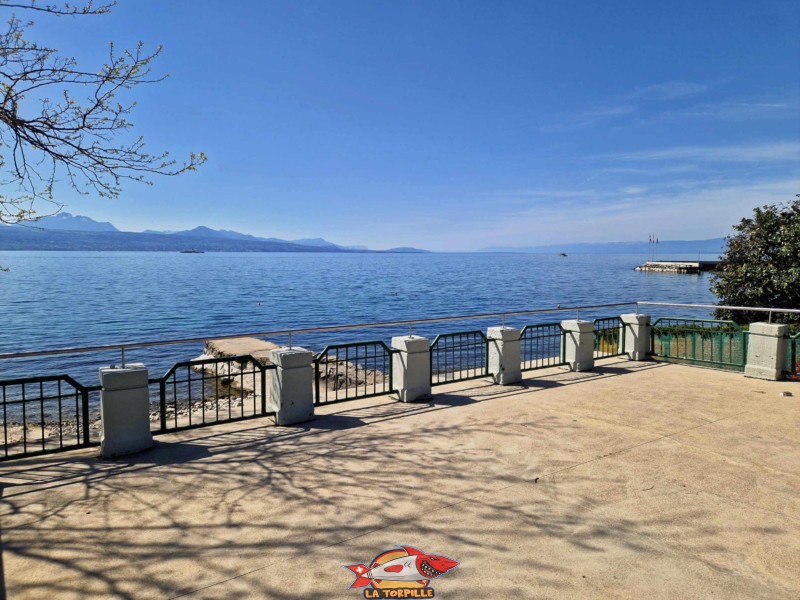 Plateforme en Béton, Plage de la Pierre Ronde à Paudex au bord du lac Léman. 