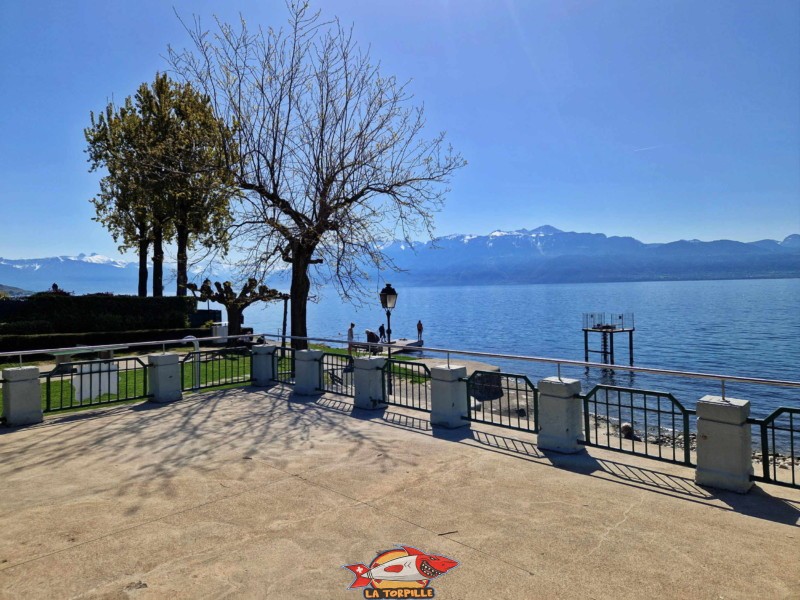 Plateforme en Béton, Plage de la Pierre Ronde à Paudex au bord du lac Léman. 