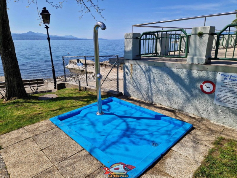 Douche, Plage de la Pierre Ronde à Paudex au bord du lac Léman. 