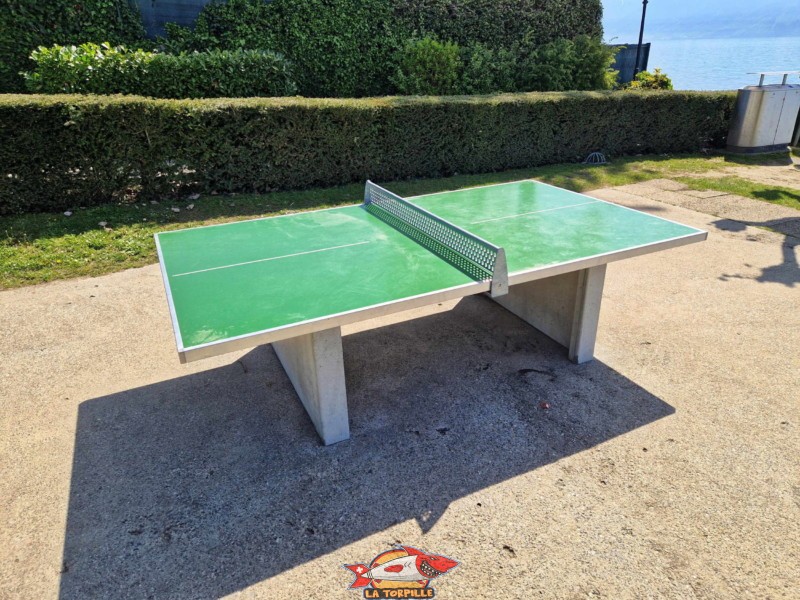 Jeux, table ping pong, Plage de la Pierre Ronde à Paudex au bord du lac Léman. 