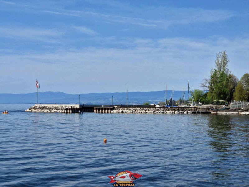 Direction OuEst, vue, Plage de la Pierre Ronde à Paudex au bord du lac Léman. Le port de Paudex.