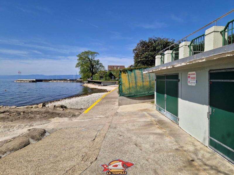 Toilettes & Vestiaires, Plage de la Pierre Ronde à Paudex au bord du lac Léman. 