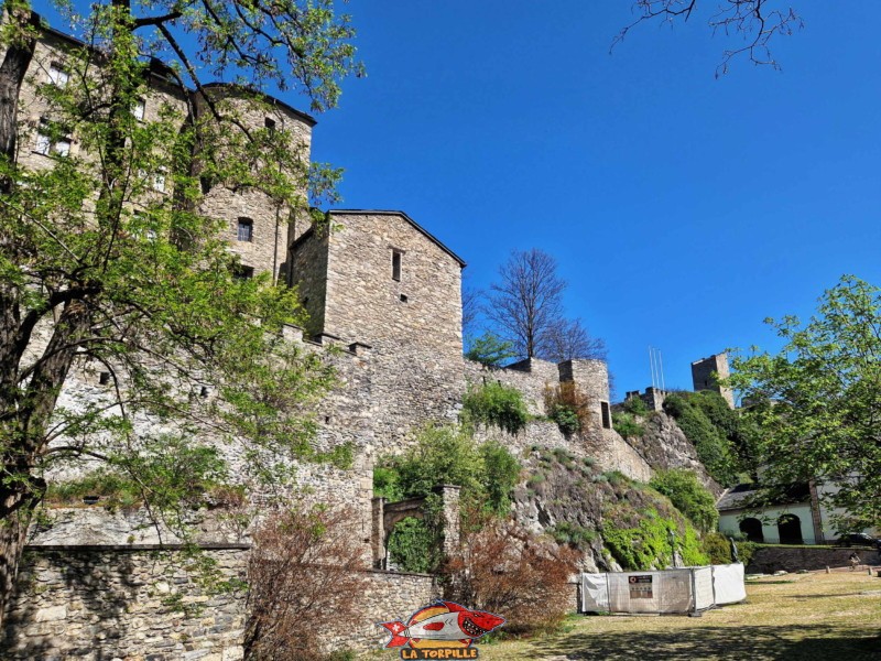 La Majorie à gauche avec la tour du Chien sur la droite. Château de la Majorie, Sion, Valais.