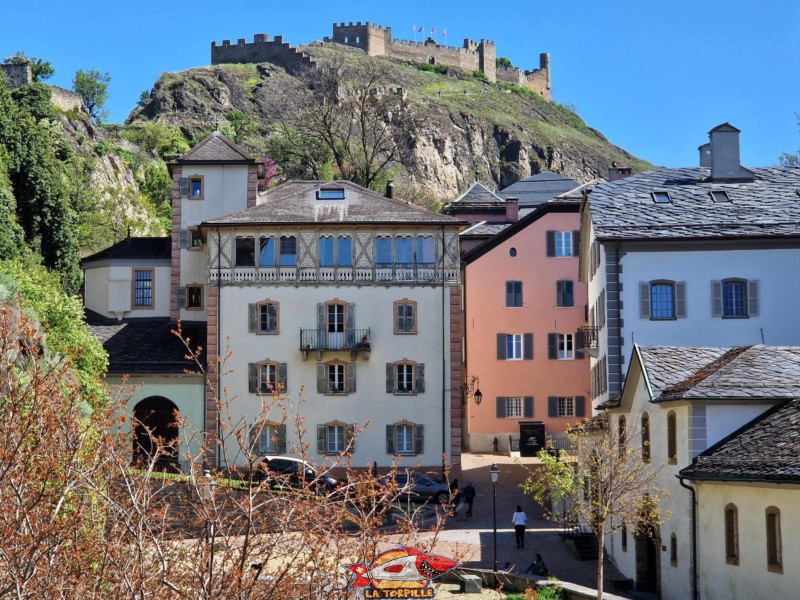 Les bâtiments colorés de la haute vieille ville de Sion avec, en arrière-plan, Tourbillon. Place de la Majorie. Château de la Majorie, Sion, Valais.