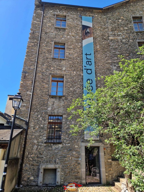 L'entrée du musée d'art du Valais, au bas du bâtiment du Vidomnat. Place de la Majorie. Château de la Majorie, Sion, Valais.
