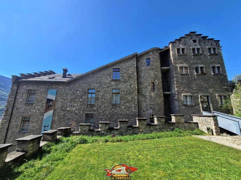 La cour ouest et le Vidomnat. Château de la Majorie, Sion, Valais.