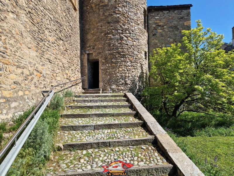 L'escalier, depuis la cour ouest, qui permet de passer à l'intérieur de la Majorie pour rejoindre la cour est. Château de la Majorie, Sion, Valais.