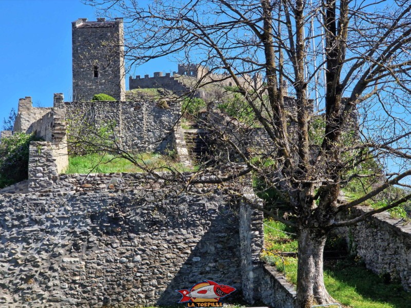 Les ruines de bâtiments devant la tour du Chien. Château de la Majorie, Sion, Valais.