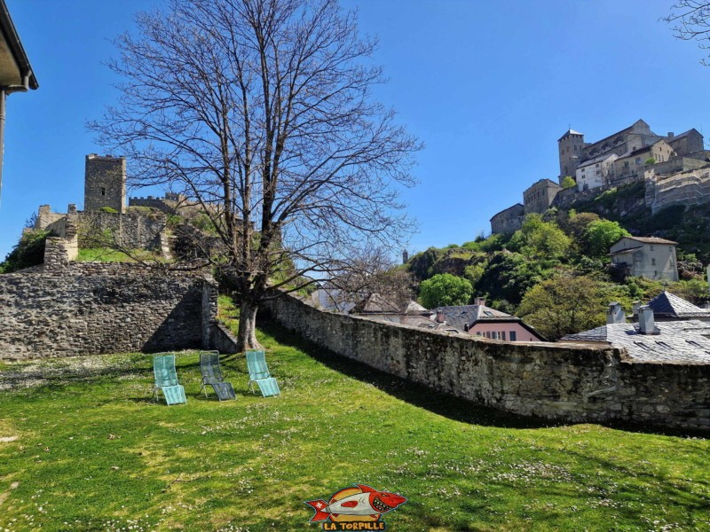 La cour est du château de la Majorie avec la tour du chien et Valère sur la droite. Château de la Majorie, Sion, Valais.