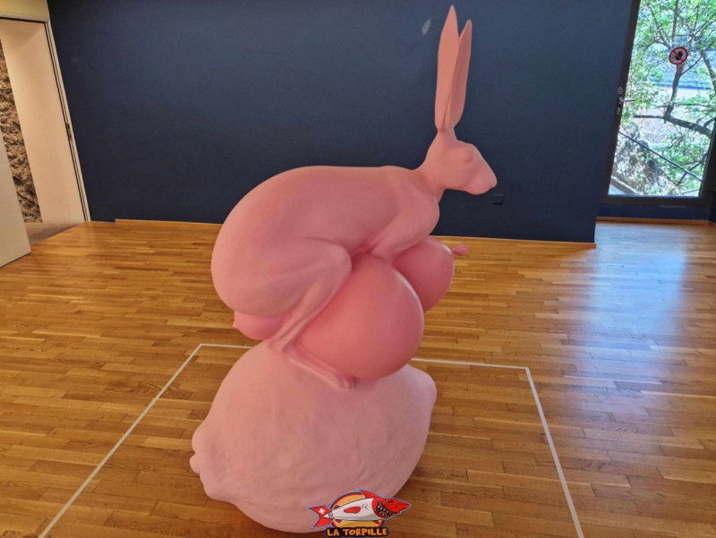 Un étrange lapin dans l'une des salles du musée d'art du Valais.