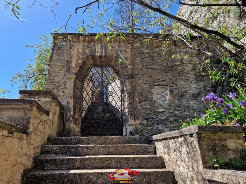 L'escalier qui relie la place de la Majorie, au niveau de la statue St-Théodule, au pied de la Majorie. Le passage est fermé par une grille. Château de la Majorie, Sion, Valais.