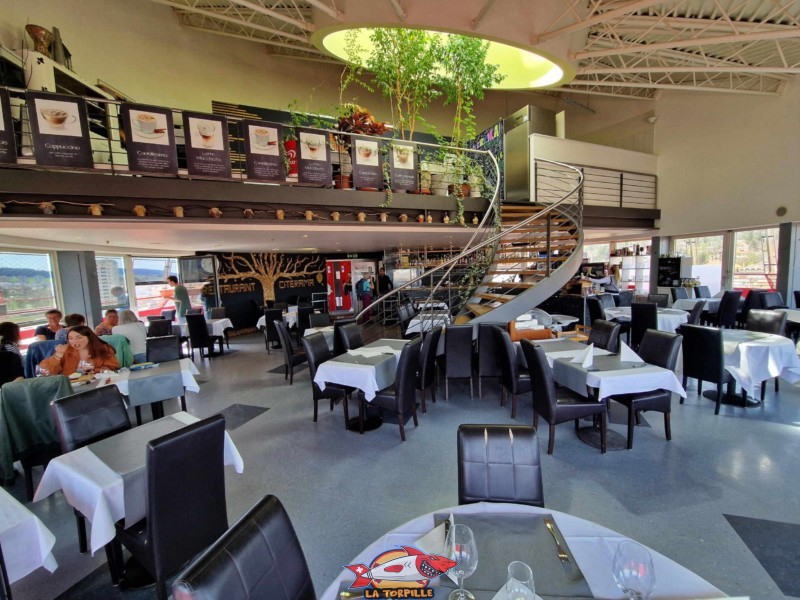  Terrasse panoramique, zone est. Le restaurant, le Citerama, au sommet de la tour Espacité.