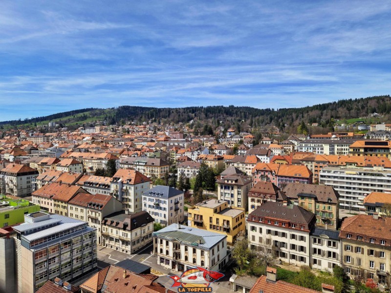 Vue direction ouest. Terrasse panoramique, zone ouest. Tour Espacité, La Chaux-de-Fonds, Canton de Neuchâtel.