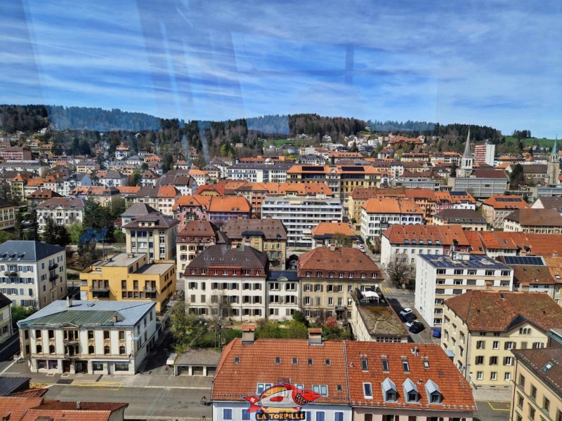 Vue direction nord-ouest. Terrasse panoramique, zone ouest. Tour Espacité, La Chaux-de-Fonds, Canton de Neuchâtel.