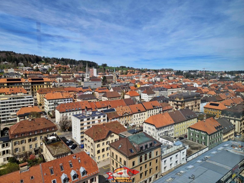 Vue direction nord. Terrasse panoramique, zone ouest. Tour Espacité, La Chaux-de-Fonds, Canton de Neuchâtel.