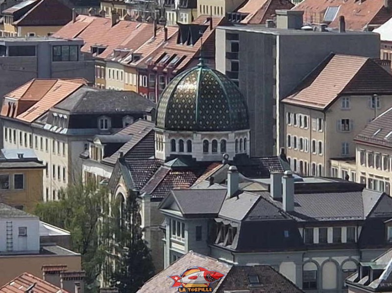 La vue, direction sud-ouest, sur la synagogue de La Chaux-de-Fonds. Terrasse panoramique, zone ouest. Tour Espacité, La Chaux-de-Fonds, Canton de Neuchâtel.