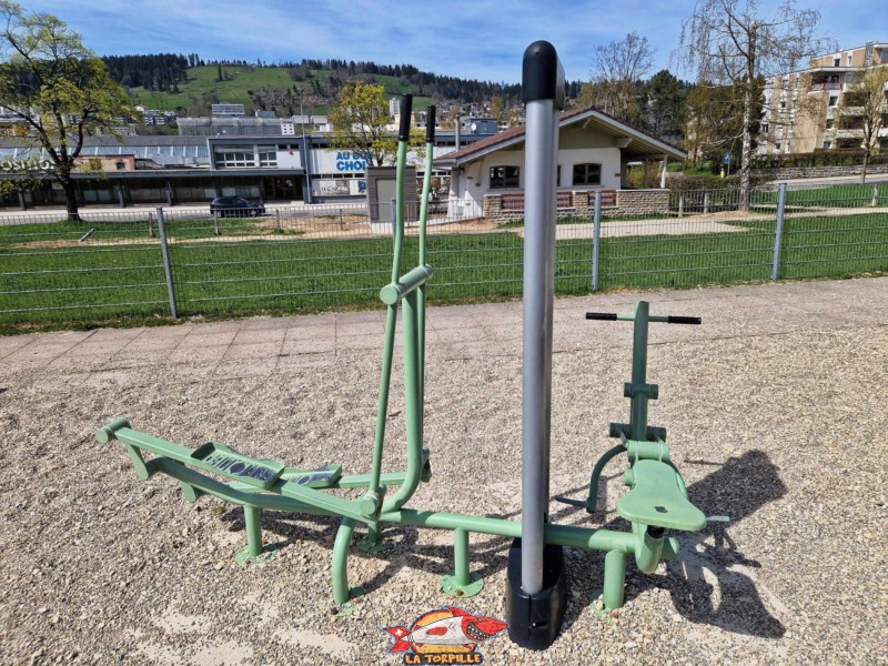 Détail des machines du fitness urbain de la Chaux-de-Fonds. Urbafit. Outdoor fitness