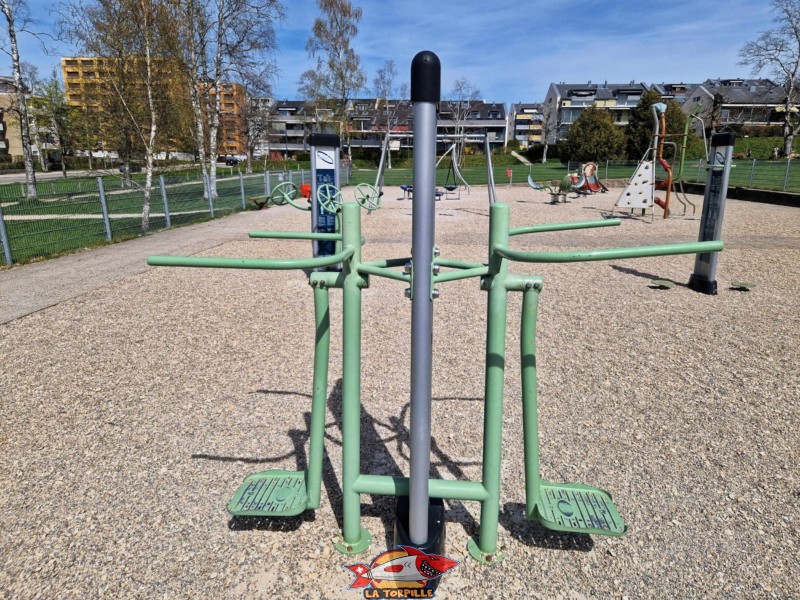 Détail des machines du fitness urbain de la Chaux-de-Fonds. Urbafit. Outdoor fitness