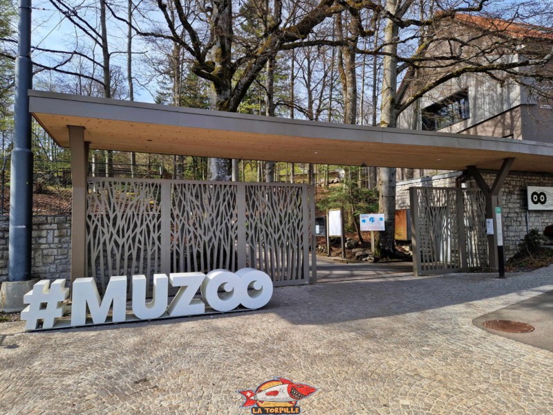 Le hashtag du Muzoo à l'entrée du Bois du Petit-Château. Muzoo, Bois du Petit-Château, La Chaux-de-Fonds