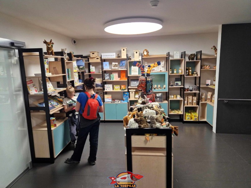 La boutique du musée d'histoire naturelle se trouve entre la réception et la sortie. Muzoo, Bois du Petit-Château, La Chaux-de-Fonds