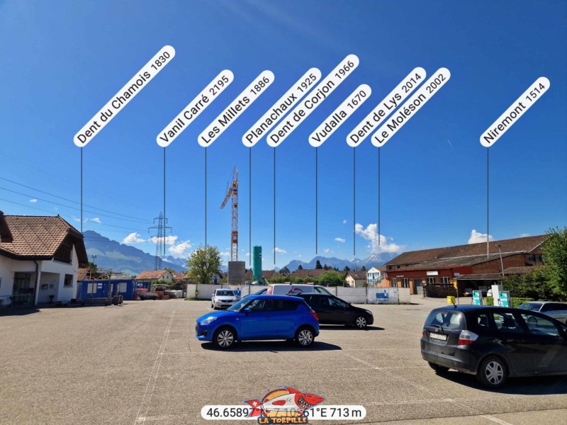 Un grand parking se trouve à côté du terrain de football de Corbières.