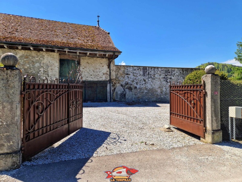 Cour, château de Corbières, Gruyère