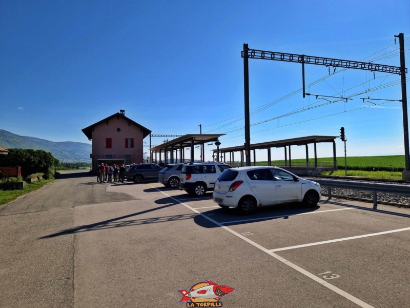 Le parking de la gare de Vuiteboeuf.