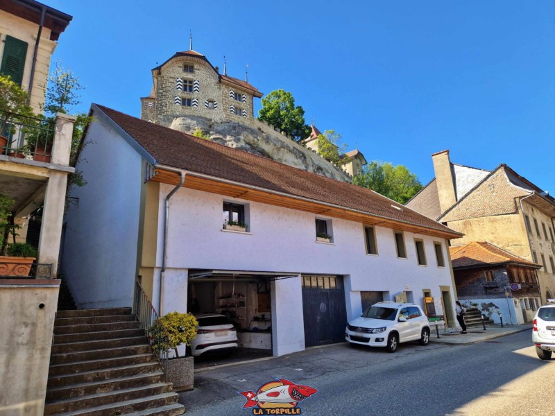 La vue sur le flanc est du château depuis le village de Rue.