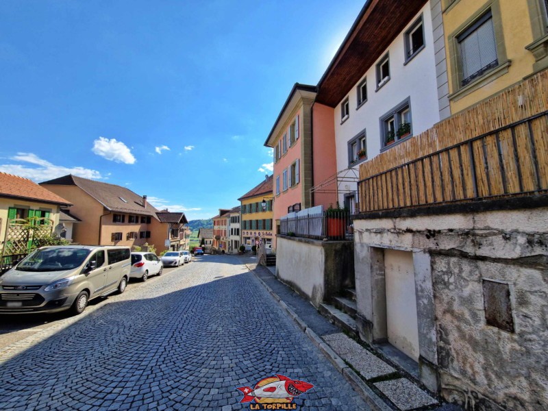 La ville de Rue se trouve en contrebas et au sud du château.