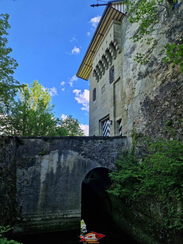 Un pont en pierre à remplacé le pont-levis du Moyen Âge. pied du château.