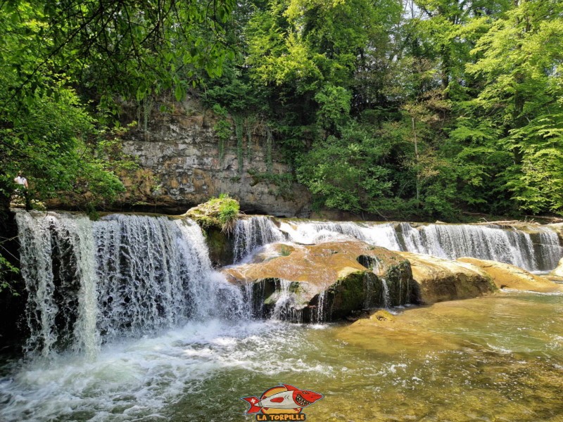 Les vue sur les chutes d'eau, au pied des cascades. Chutes de Chavannettes, Rue, rivière Broye, Glâne fribourgeoise.