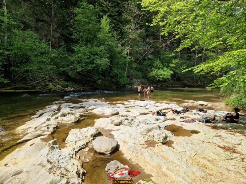 Les vues éloignées sur les chutes de Chavannettes, côté amont. Rue, rivière Broye, Glâne fribourgeoise.